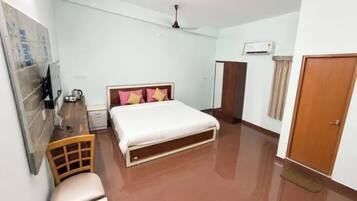 Egyptian cotton sheets, premium bedding, in-room safe, desk