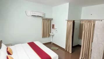 Deluxe Room | Egyptian cotton sheets, premium bedding, in-room safe, desk