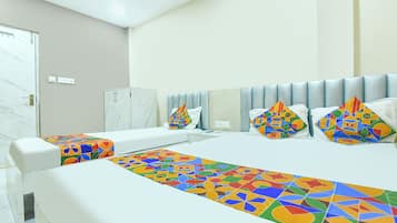 Habitación de hotel con cama, mesita de noche, armario y baño.
