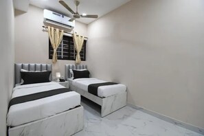 Egyptian cotton sheets, premium bedding, in-room safe, desk - Fabhotel Bk International (Kolkata)