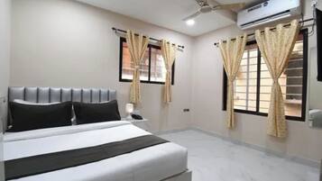 Deluxe Room | Egyptian cotton sheets, premium bedding, in-room safe, desk