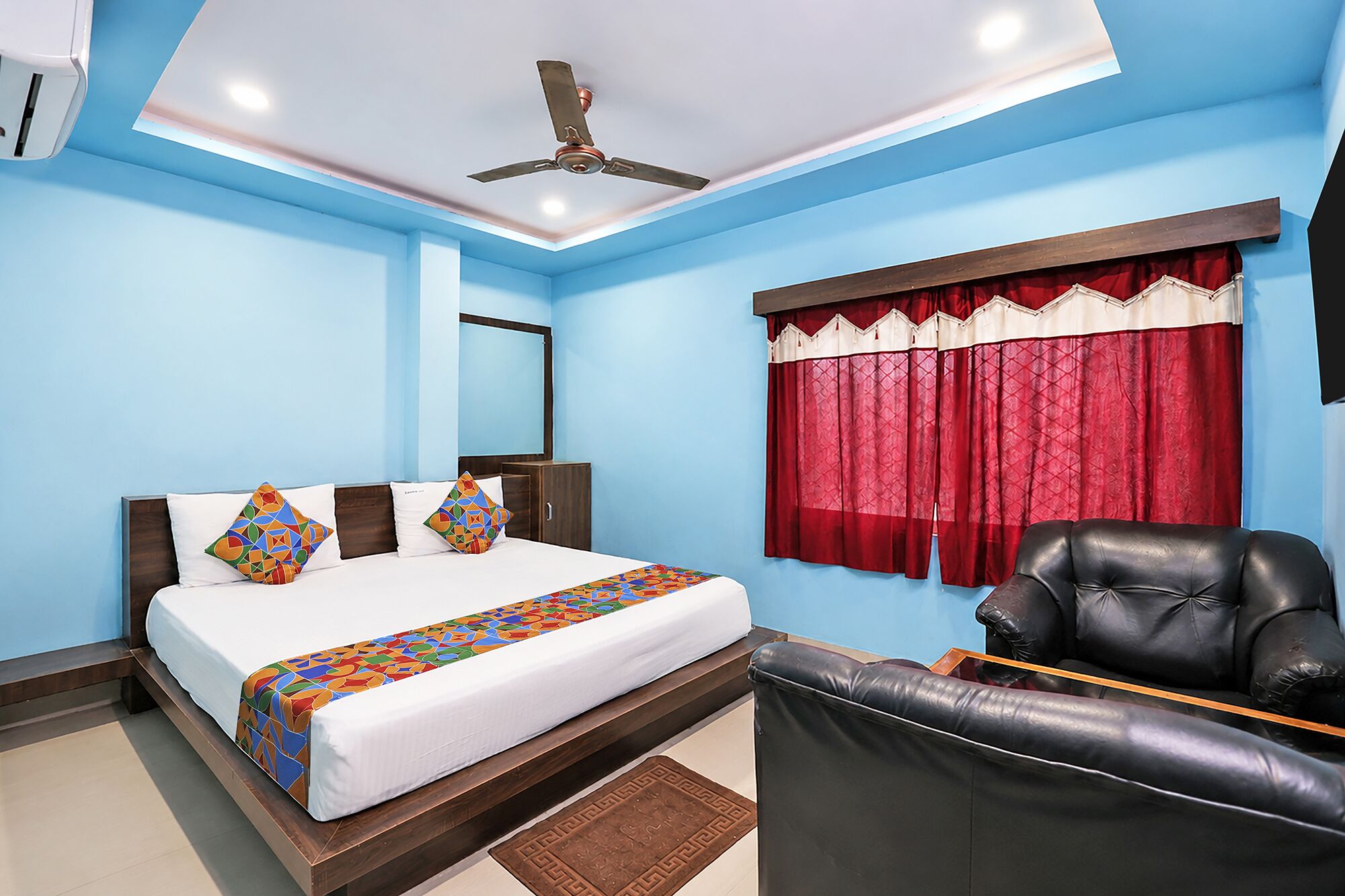 Egyptian cotton sheets, premium bedding, in-room safe, desk