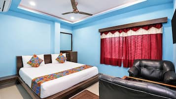 Egyptian cotton sheets, premium bedding, in-room safe, desk