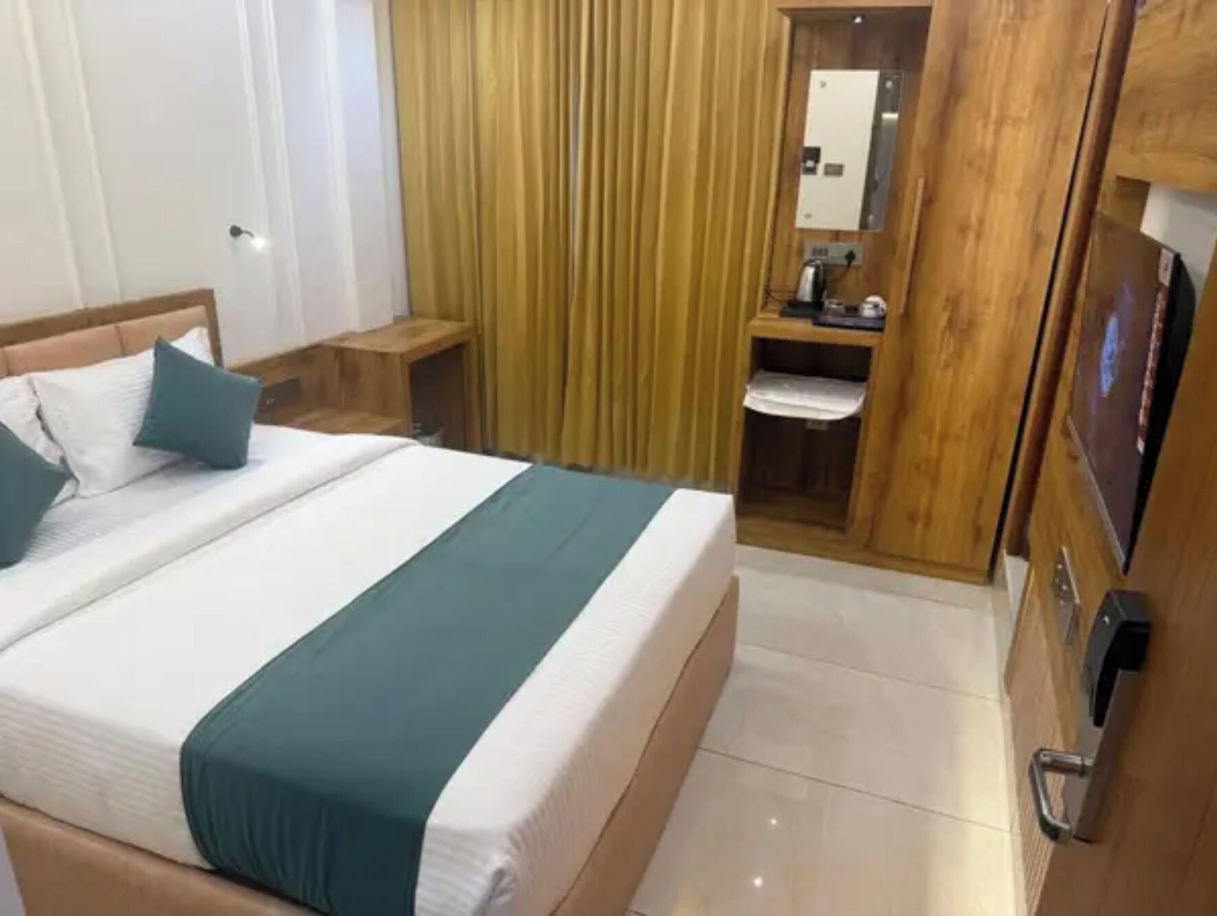 Egyptian cotton sheets, premium bedding, in-room safe, desk