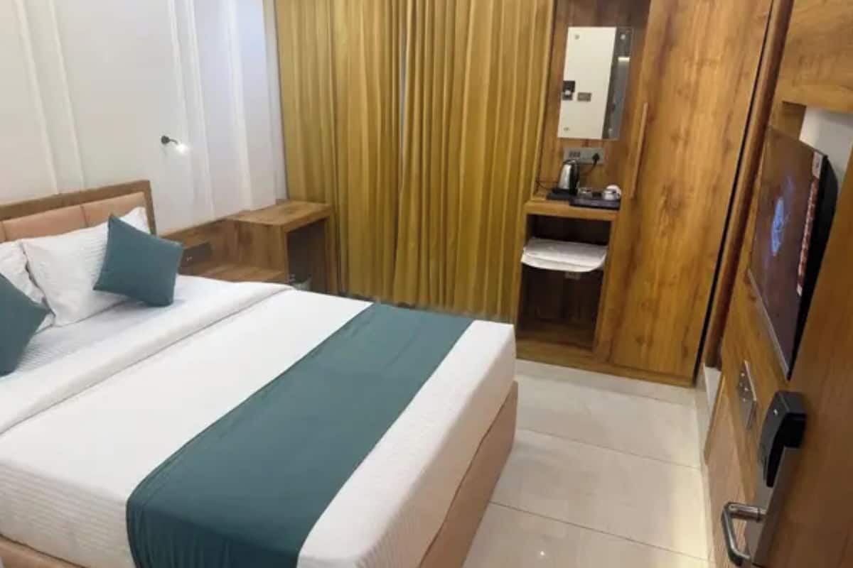 Premium Room | Egyptian cotton sheets, premium bedding, in-room safe, desk