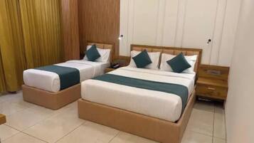 Egyptian cotton sheets, premium bedding, in-room safe, desk