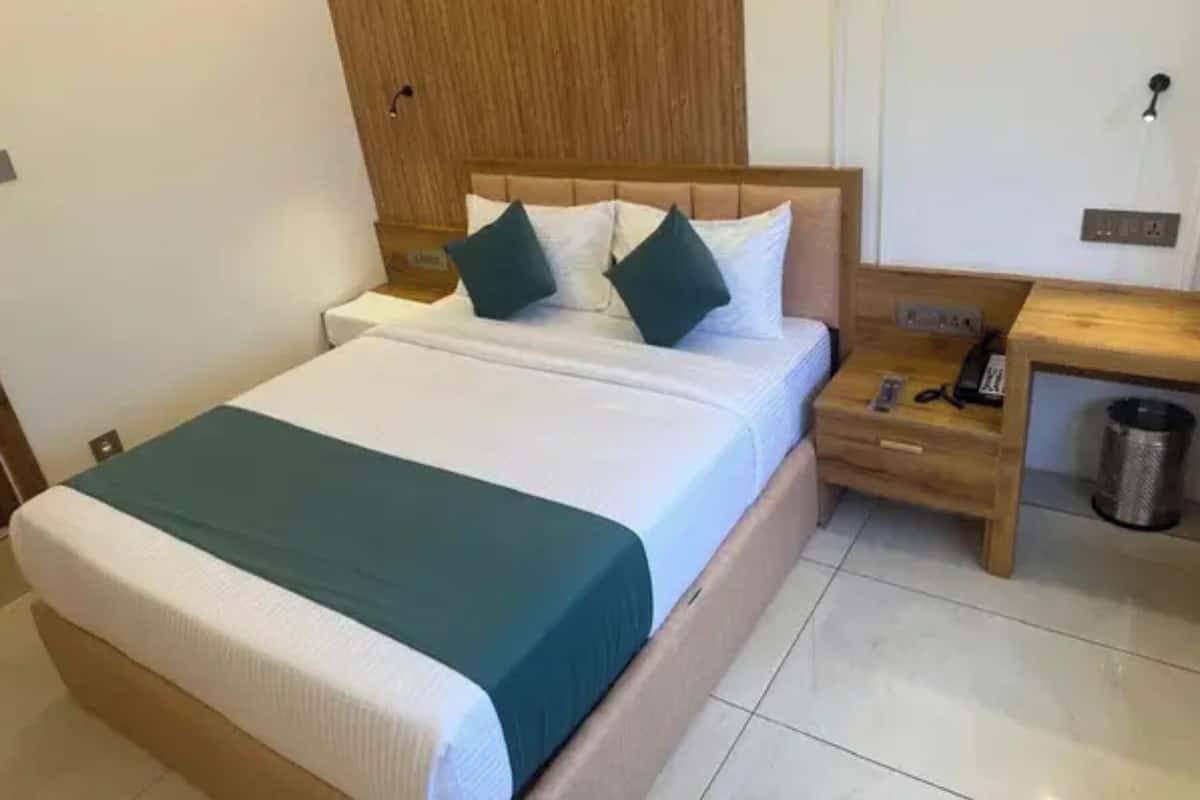 Deluxe Room | Egyptian cotton sheets, premium bedding, in-room safe, desk
