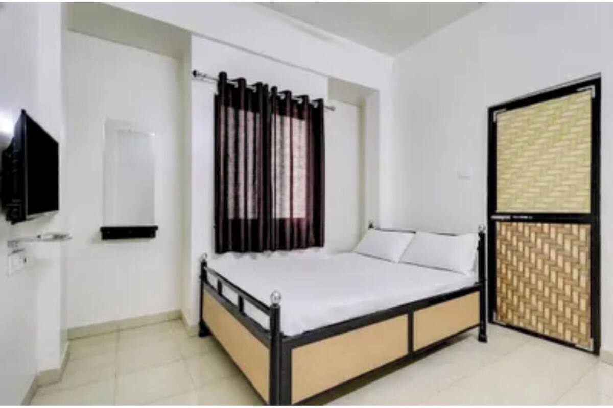 Deluxe Room | Egyptian cotton sheets, premium bedding, in-room safe, desk