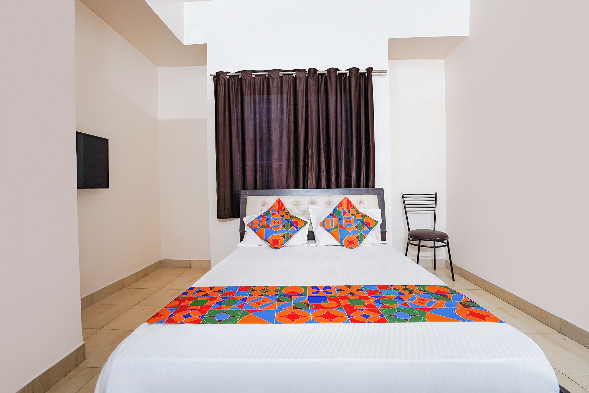 Egyptian cotton sheets, premium bedding, in-room safe, desk