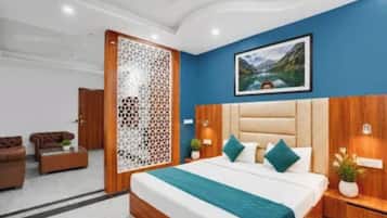 Egyptian cotton sheets, premium bedding, in-room safe, desk