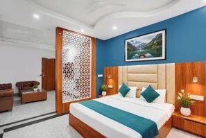 Egyptian cotton sheets, premium bedding, in-room safe, desk - Fabhotel Urban Nest (Gurugram)