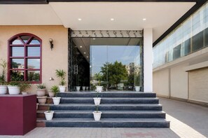 Property entrance - Fabhotel Urban Nest (Gurugram)