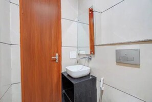 Shower, rainfall showerhead, free toiletries, towels - Fabhotel Urban Nest (Gurugram)