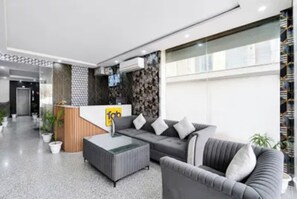 Reception - Fabhotel Urban Nest (Gurugram)