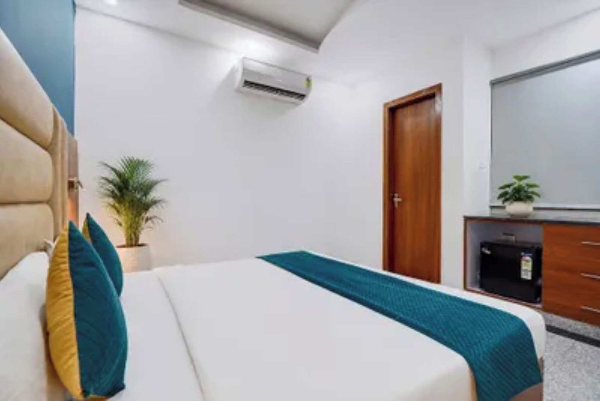 Egyptian cotton sheets, premium bedding, in-room safe, desk