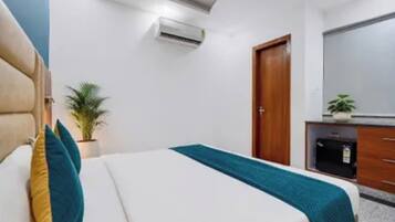 Egyptian cotton sheets, premium bedding, in-room safe, desk