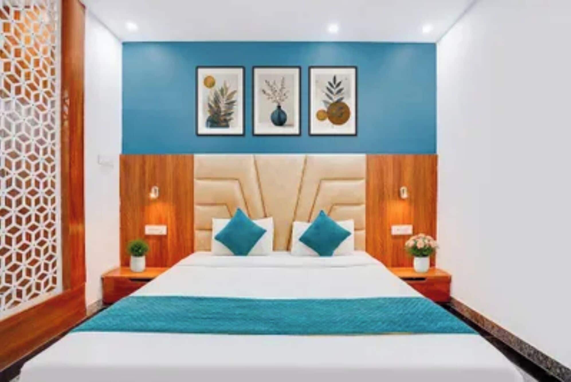 Egyptian cotton sheets, premium bedding, in-room safe, desk