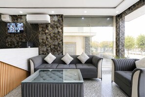 Reception - Fabhotel Urban Nest (Gurugram)