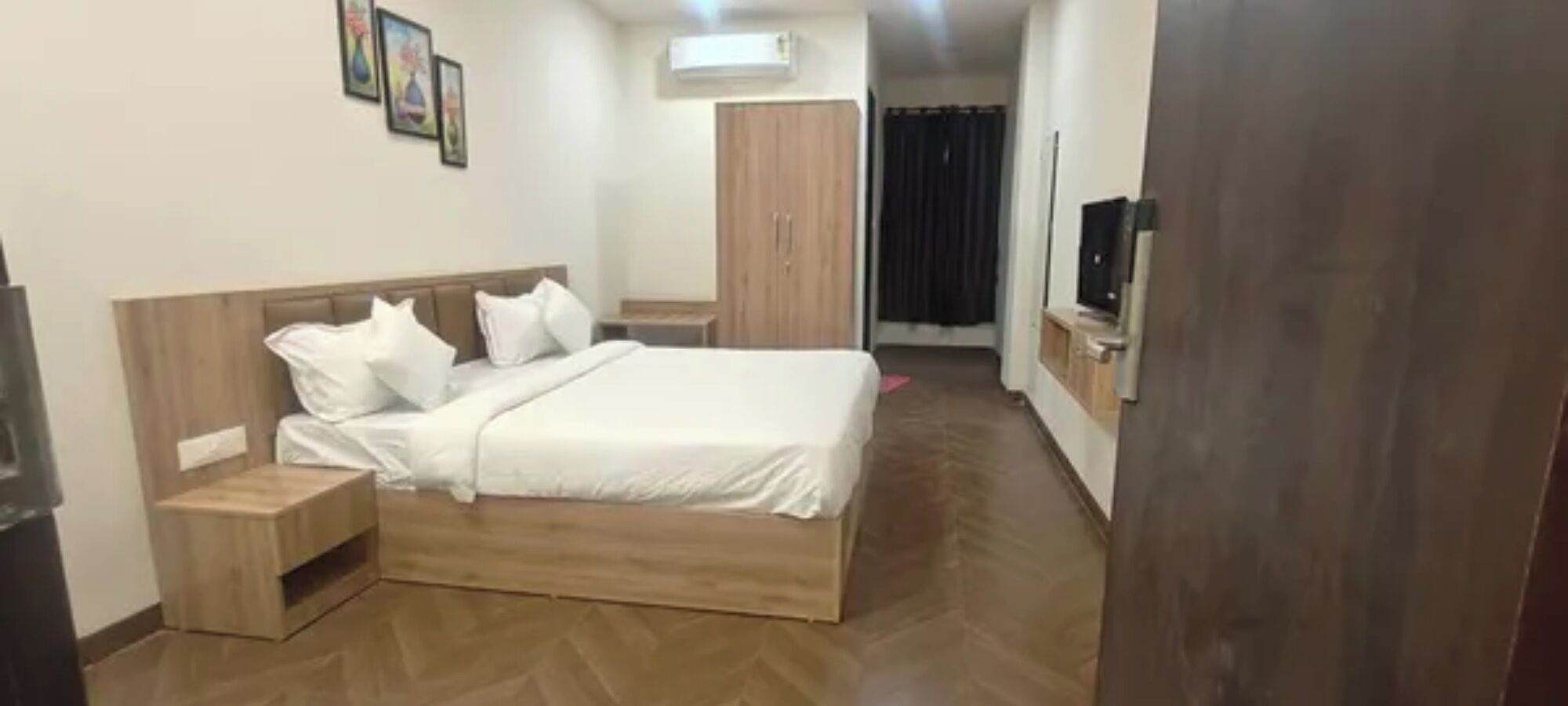 Deluxe Room | Egyptian cotton sheets, premium bedding, in-room safe, desk
