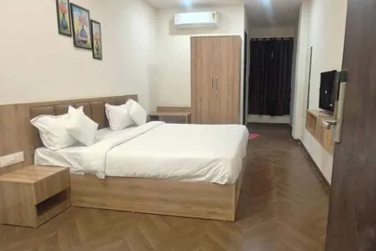 Deluxe Room | Egyptian cotton sheets, premium bedding, in-room safe, desk
