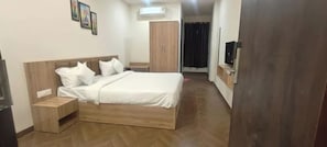Deluxe Room | Egyptian cotton sheets, premium bedding, in-room safe, desk - Fabhotel Grand Shivaay (Indore)
