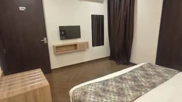 Egyptian cotton sheets, premium bedding, in-room safe, desk
