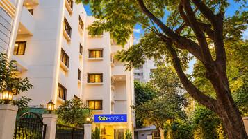 Un edificio de hotel de varios pisos con un letrero que dice 'fabHOTELS' en la entrada.