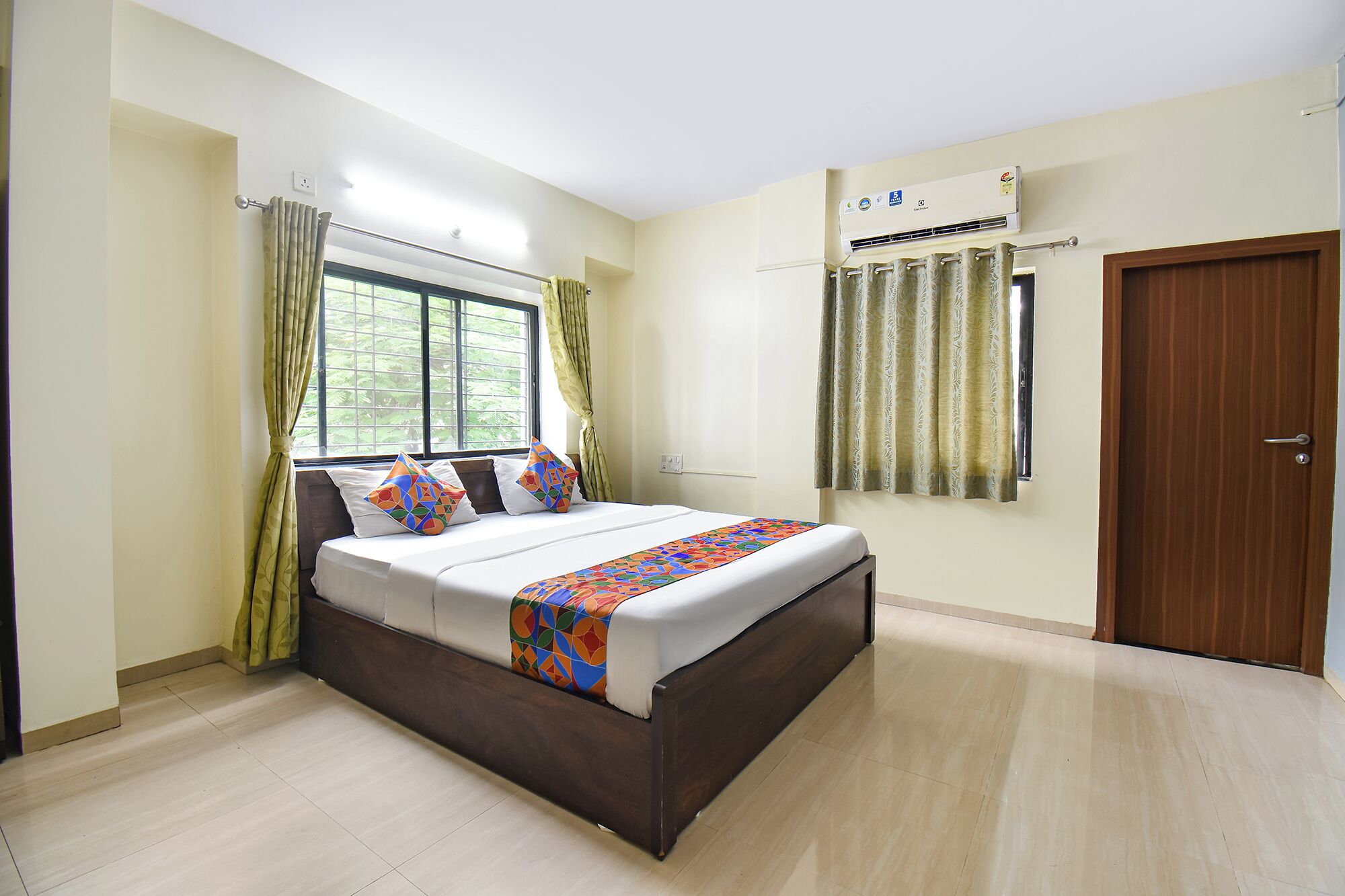 Egyptian cotton sheets, premium bedding, in-room safe, desk
