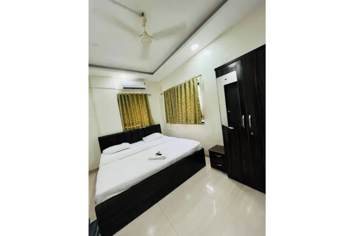 Deluxe Room | Egyptian cotton sheets, premium bedding, in-room safe, desk