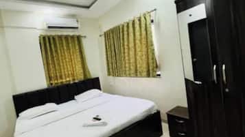 Deluxe Room | Egyptian cotton sheets, premium bedding, in-room safe, desk