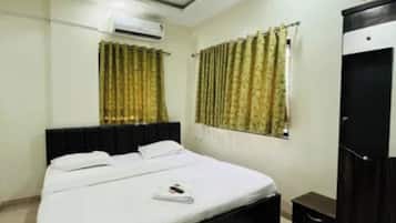 Deluxe Room | Egyptian cotton sheets, premium bedding, in-room safe, desk