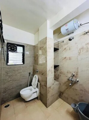 Shower, rainfall showerhead, free toiletries, towels