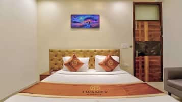 Egyptian cotton sheets, premium bedding, in-room safe, desk