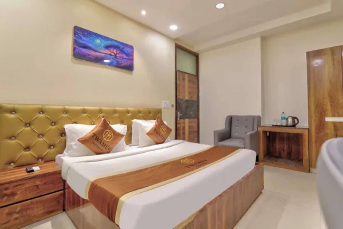 Deluxe Room | Egyptian cotton sheets, premium bedding, in-room safe, desk