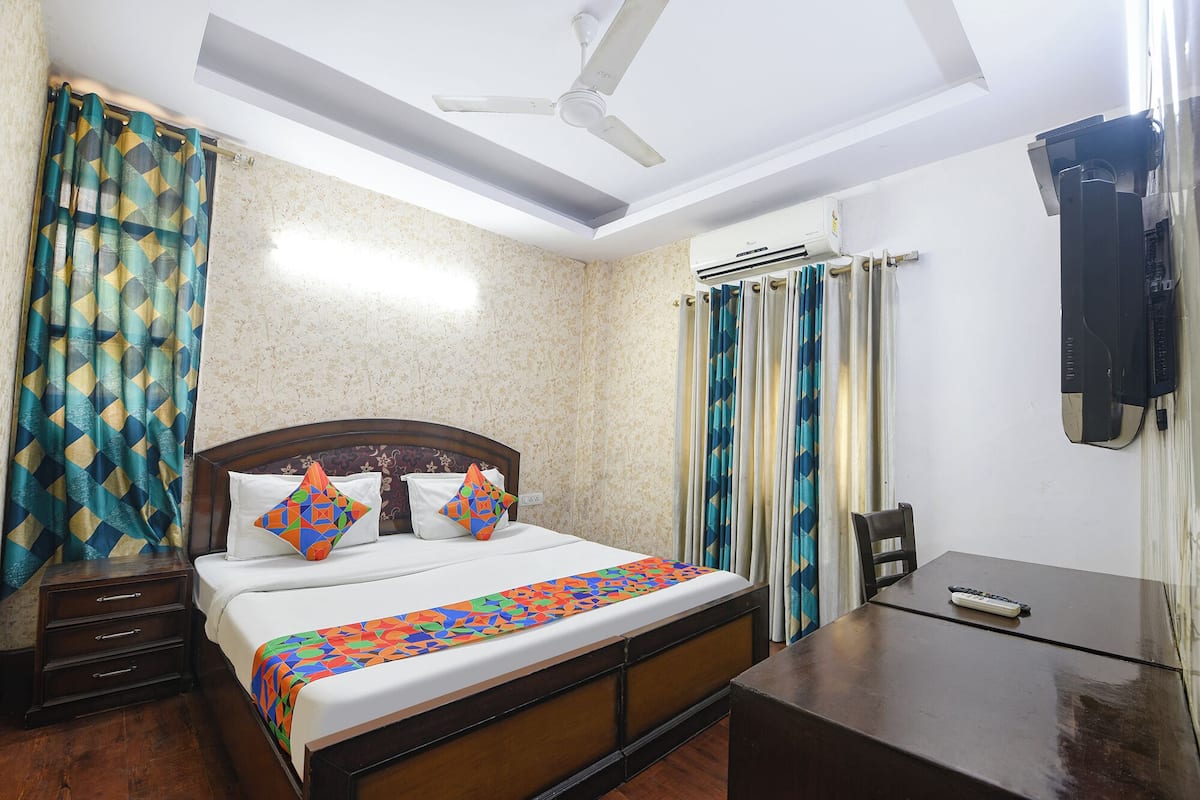 Deluxe Room | Egyptian cotton sheets, premium bedding, in-room safe, desk