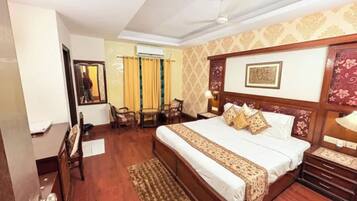 Egyptian cotton sheets, premium bedding, in-room safe, desk