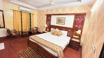Egyptian cotton sheets, premium bedding, in-room safe, desk