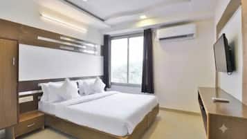 Premium Room | Egyptian cotton sheets, premium bedding, in-room safe, desk