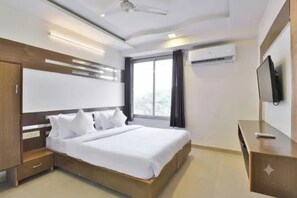 Premium Room | Egyptian cotton sheets, premium bedding, in-room safe, desk - Fabhotel Mid Way (Gandhinagar)