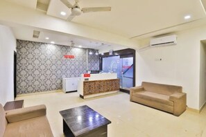 Reception - Fabhotel Mid Way (Gandhinagar)