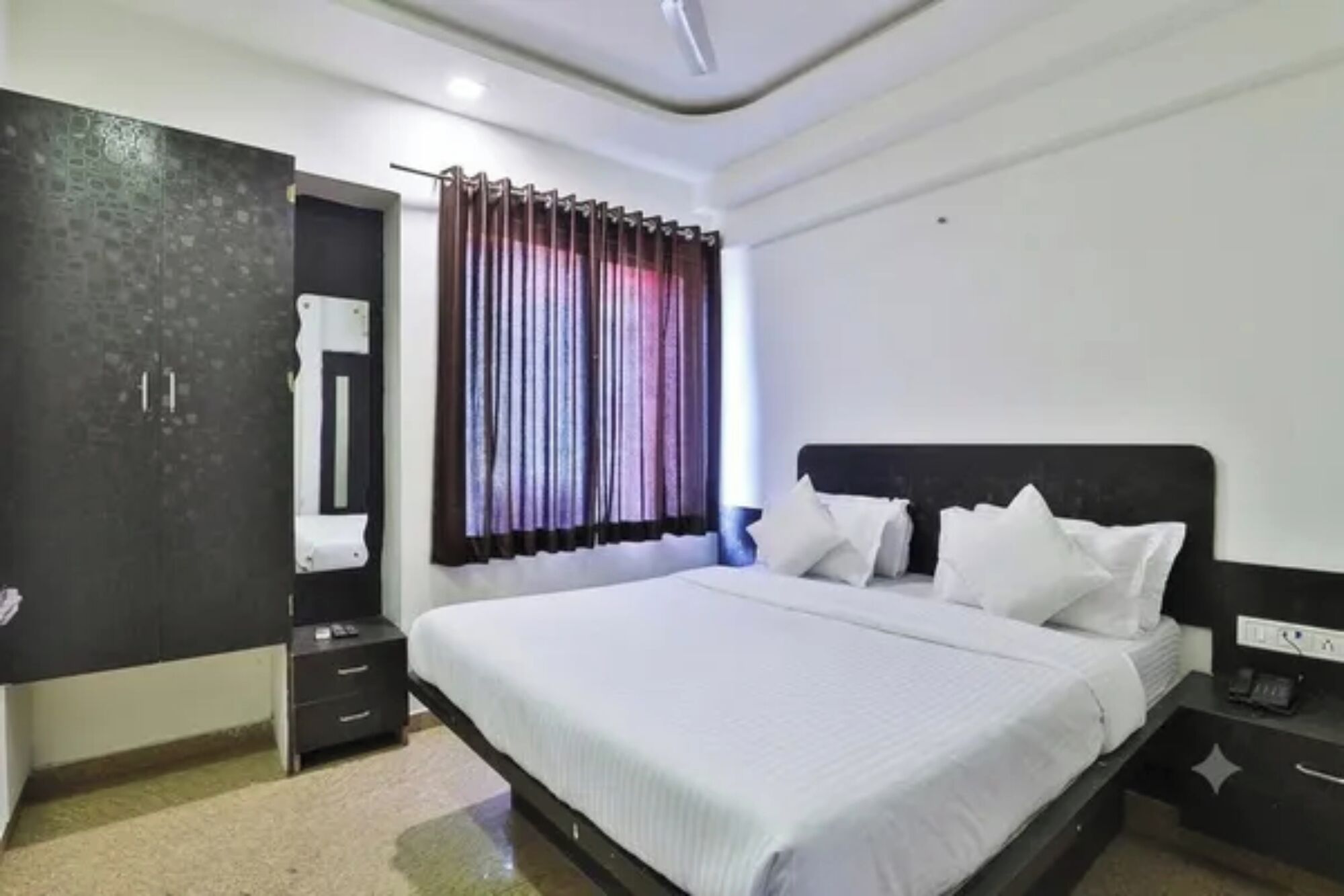 Premium Room | Egyptian cotton sheets, premium bedding, in-room safe, desk