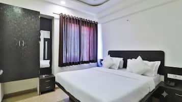 Premium Room | Egyptian cotton sheets, premium bedding, in-room safe, desk