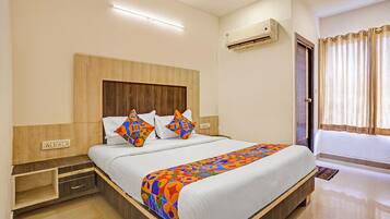 Deluxe Room | Egyptian cotton sheets, premium bedding, in-room safe, desk