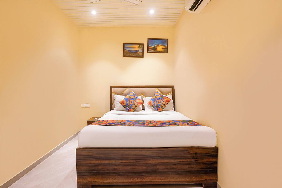Deluxe Room | Egyptian cotton sheets, premium bedding, in-room safe, desk
