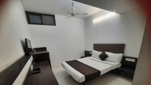 Egyptian cotton sheets, premium bedding, in-room safe, desk
