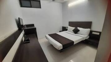 Egyptian cotton sheets, premium bedding, in-room safe, desk