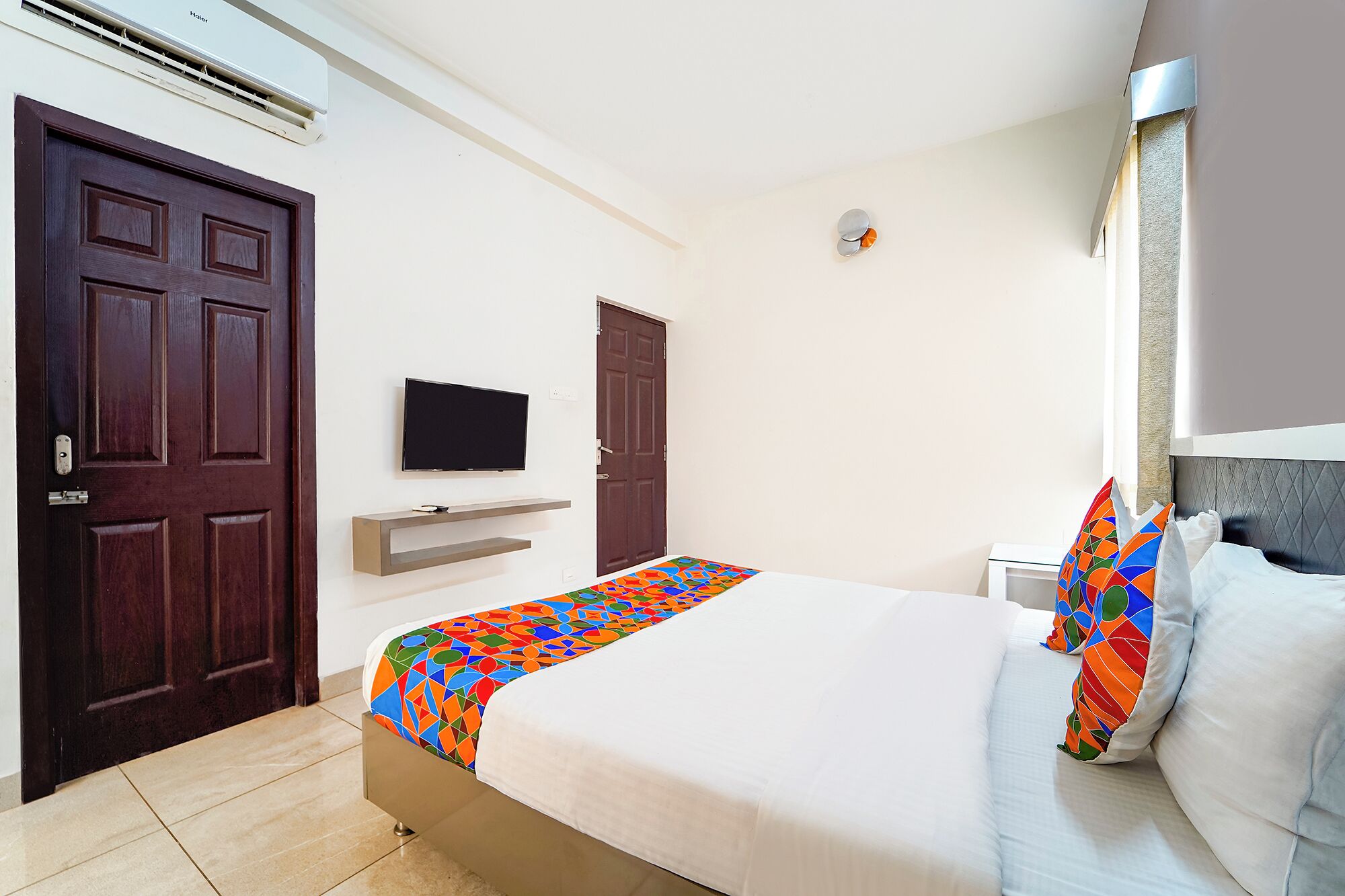 Egyptian cotton sheets, premium bedding, in-room safe, desk