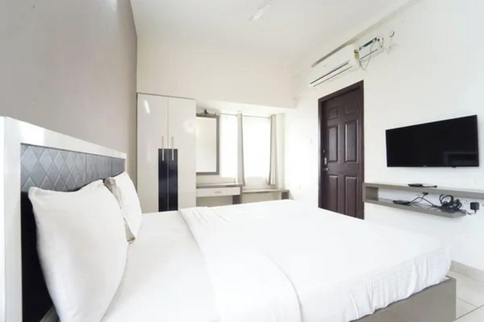 Egyptian cotton sheets, premium bedding, in-room safe, desk