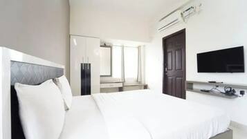 Egyptian cotton sheets, premium bedding, in-room safe, desk