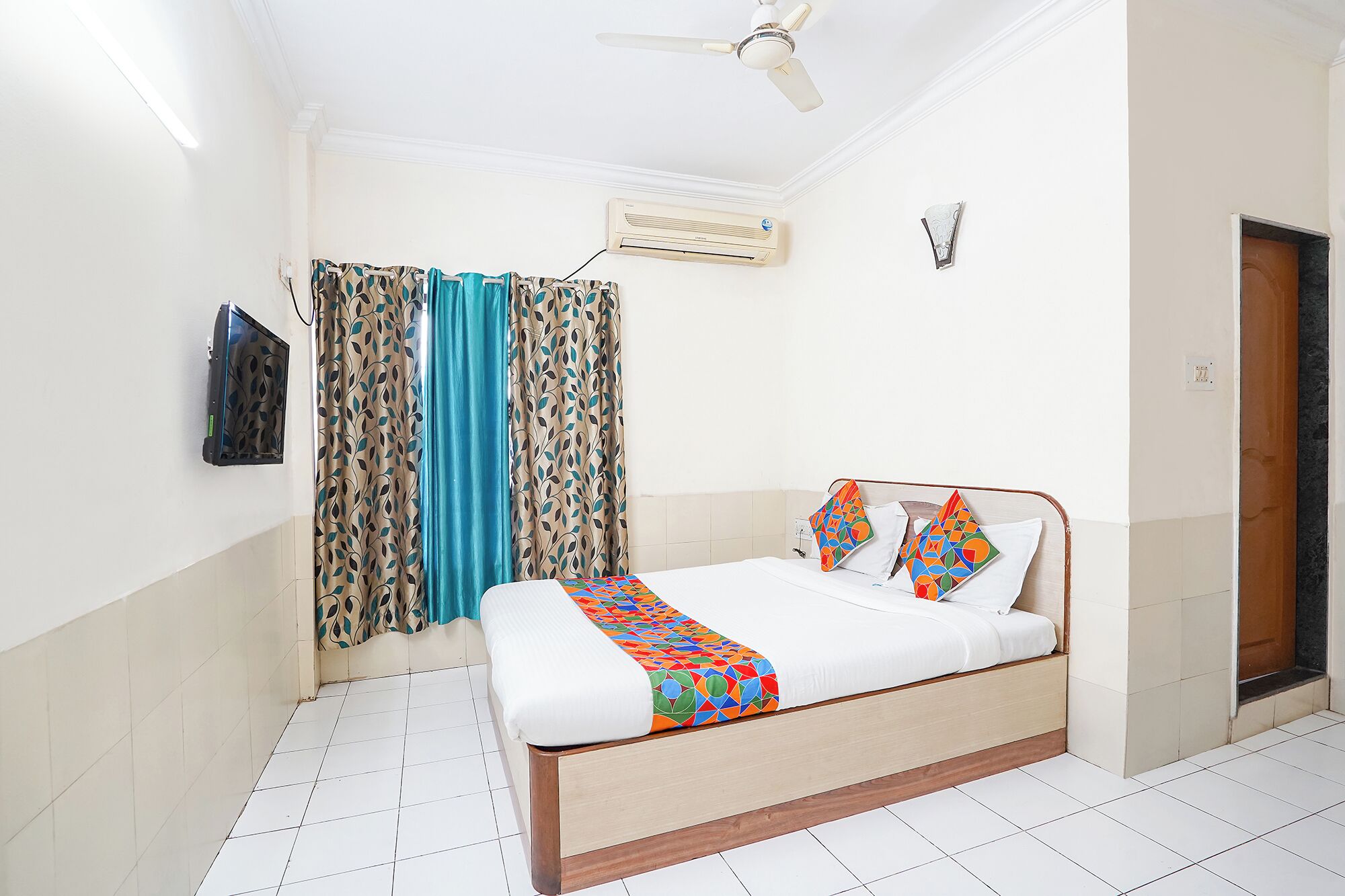 Egyptian cotton sheets, premium bedding, in-room safe, desk
